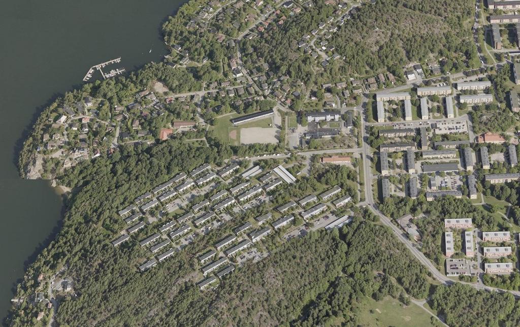 Tjänsteutlåtande Sida 4 (12) Markanvisning Exploateringsnämnden beslutade i maj 2016 att anvisa mark för cirka 200 lägenheter (bostadsrätter) inom del av fastigheten Vårberg 1:1 till Riksbyggen.