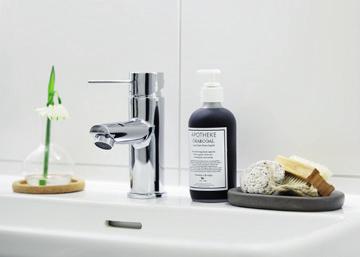 kombimaskin Praktisk arbetsbänk över tvättutrustning Snålspolande förhöjd toalett Flexibel torkställning med 10 meters torklängd Svängbar duschvägg i klarglas Snålspolande