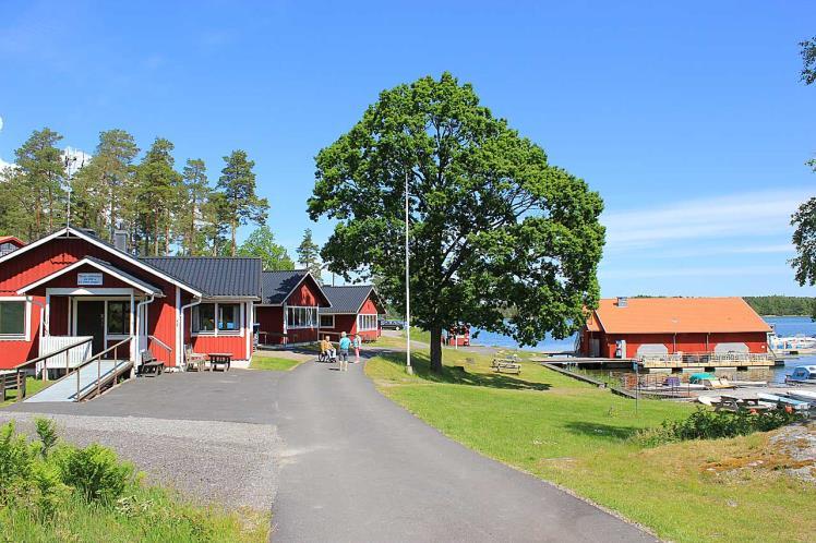 Här serverar vi våfflor med mycket grädde och sylt.