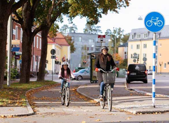 Cykla säkert. I Sverige är det lag på att alla barn under 15 år ska använda cykelhjälm.