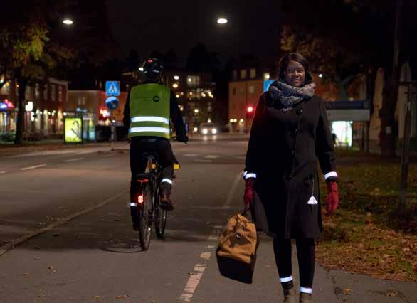 Synas i mörker. Använd reflexer när det är mörkt ute så att andra ser dig.