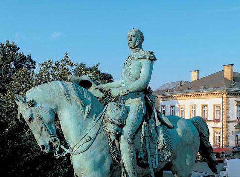 SWEA LuxNytt Nr 2 2014 4 [7] Luxemburg, bara 175 år? Storhertigdömet Luxembourg firar 175 år i år, i och för sig inte så gammalt som land betraktat.