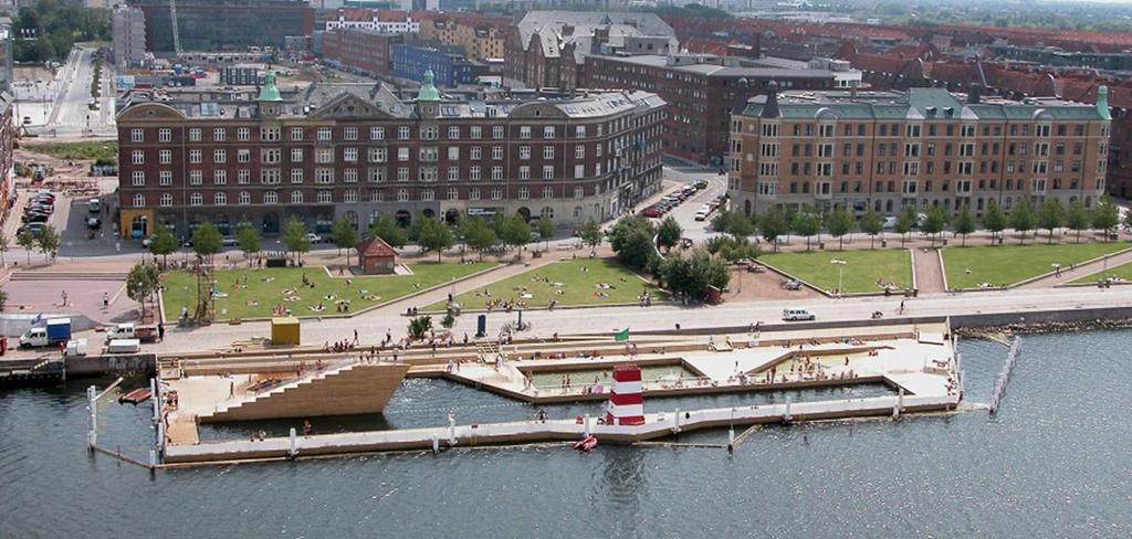 3.2 ERFARENHETER FRÅN ANNAT HÅLL I Köpenhamn har man sedan flera år tillbaka bad i hamnkanalen. Det första badet som öppnades var Hamnbadet vid Islands Brygge.