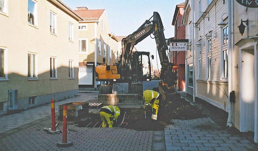 Inledning På grund av anslutningsarbeten för fjärrvärme från Brunnsgatan till fastigheten Skinnaren 2 i Sala har Stiftelsen Kulturmiljövård utfört en arkeologisk förundersökning i form av en