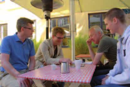 Foto: Calle Erlandsson Runt analysbordet: Stellan Brynell, Tiger Hillarp Persson, Lars Grahn och Axel Smith. fler vita än svarta.