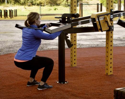 CL10 KNABOJ Knäböj, eller squat, är av många ansett som en av de bästa övningarna för kroppen: du aktiverar flertalet muskelgrupper samtidigt, stärker rygg-, bål- och benmuskulatur, samtidigt som