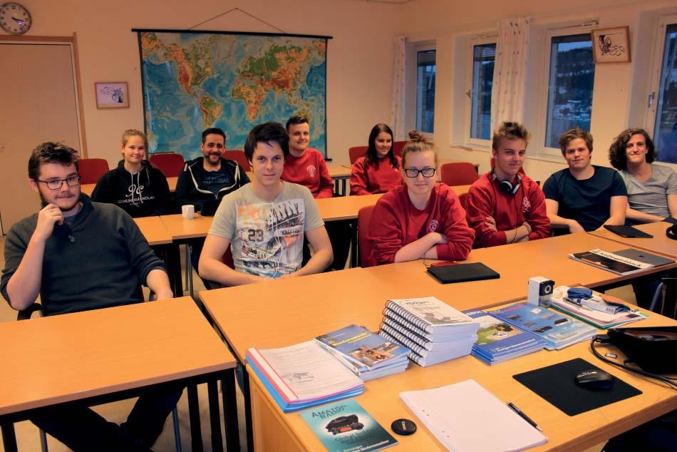 I våras startades en amatörradioutbildning för intresserade elever i årskurs 2 på Sandö Räddningsgymnasium. Sandö ligger vid Ångermanälven ca 12 km sydost från Kramfors.