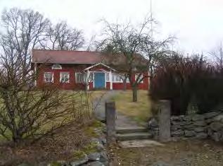 Befintliga bostadshus är främst uppförda med träfasader, men variationen är stor vad gäller färgsättning, materialval och