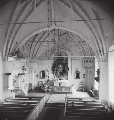 Figur 2. Kyrkan sedd mot koret. Arkivbild RAÄ.