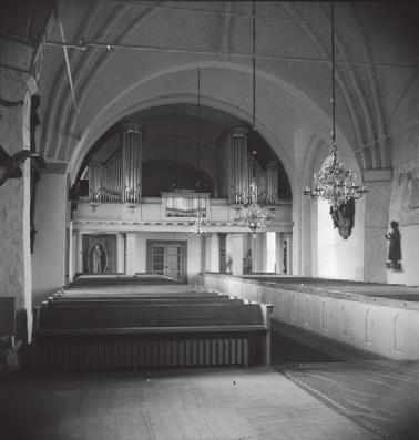Genomförande Tegelgolvet i kyrkorummets nordvästra hörn togs upp för att förlägga kablar mellan elcentralrummet i vapenhuset och befintlig kulvert i långhuset.