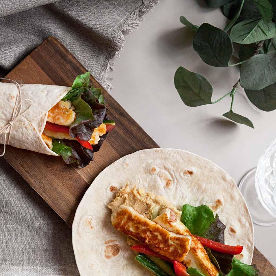 HALLOUMI I WRAP med hummus och grönt Ca 5 min Wrap ¼ salladshuvud ¼ gurka ½ paprika ½ förp sugarsnaps avokado 00 gram halloumi förp minitortillabröd Hummus förp kikärtor liten vitlöksklyfta krm