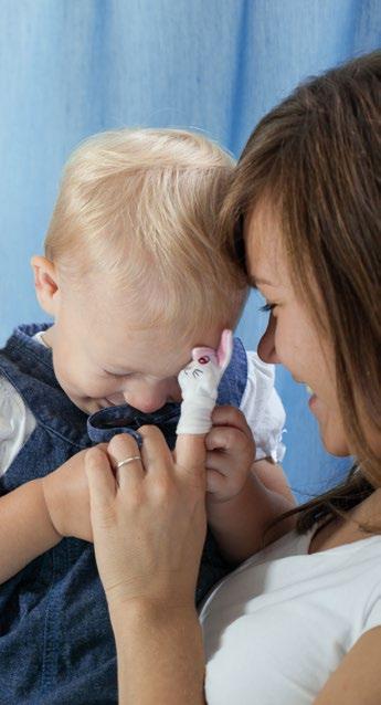 Vid vaccinationen Hälsovårdaren visar hur du håller i barnet så att vaccinationen lyckas så bra som möjligt. Om barnet spänner sig, kan du försöka fästa uppmärksam heten vid något annat.