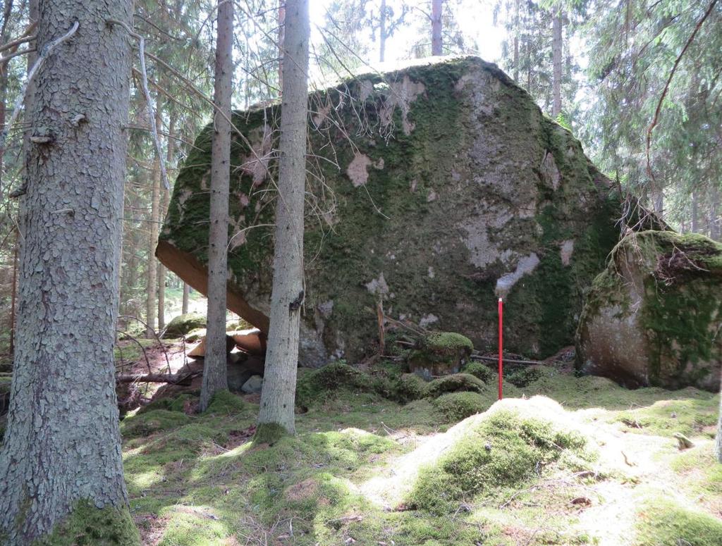 Den mytomspunna stenen Klähall ligger långt ut i skogen