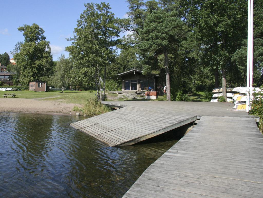 Precis som för bryggor av annat slag måste det finnas särskilda skäl för att en föreningsbrygga ska få strandskyddsdispens.