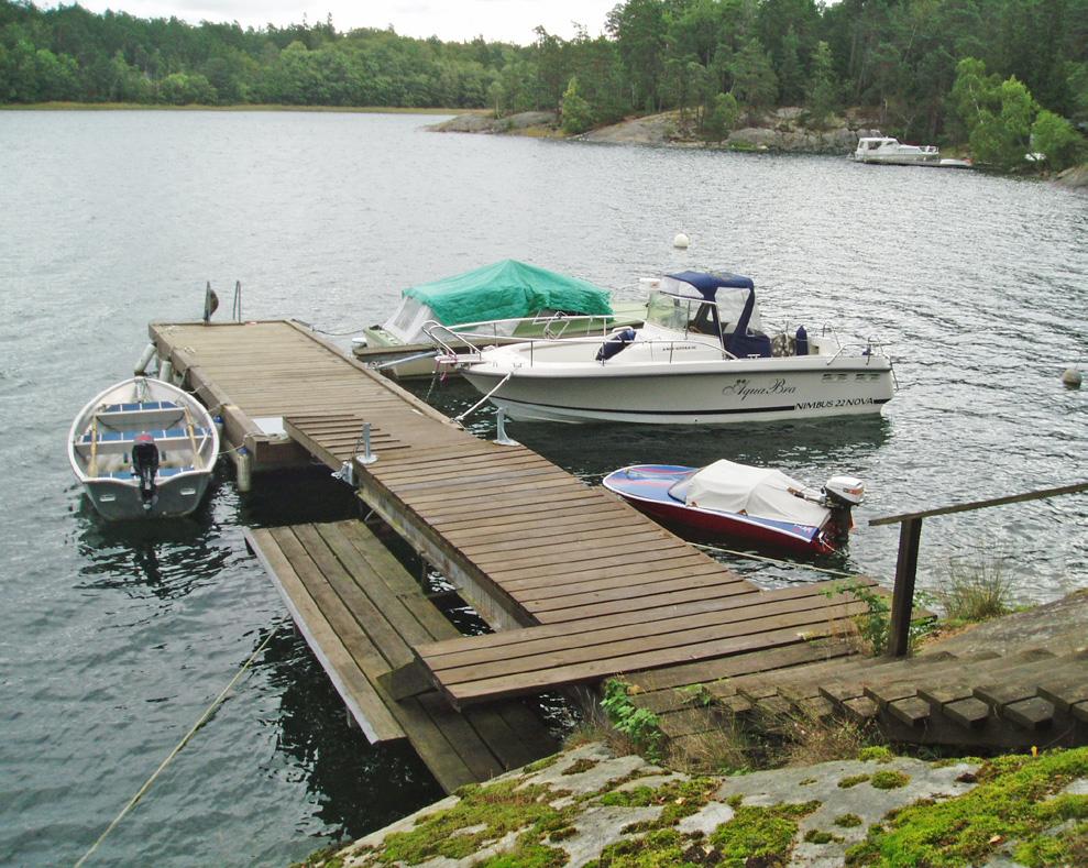 Bilden närmast visar entrén till bryggor och kajer i ett område som sköts av en stor båtförening.