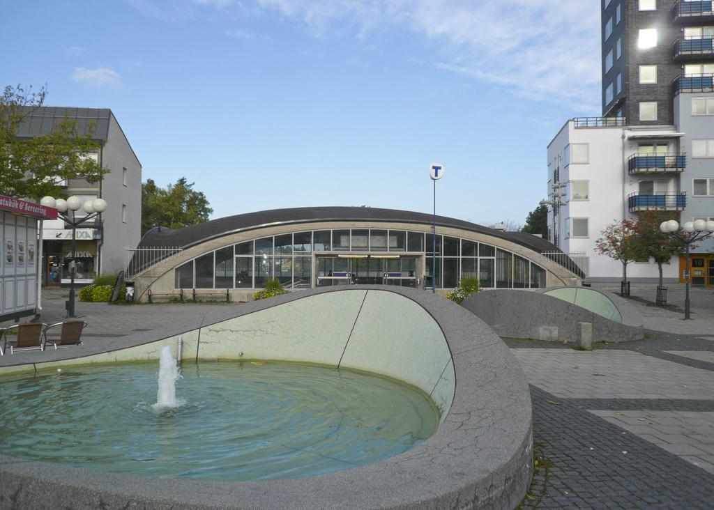 Planförslagets konsekvenser för områdets kulturhistoriska värde Blackebergs centrum med sin öppna, stensatta torgyta och den karaktäristiska välvda tunnelbanehallen och rundade fontänerna.