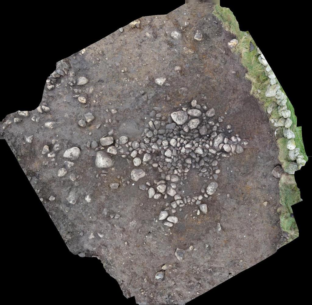 Figur 8. Fotomosaik av röset efter borttaggning av stenlager 1. Efter manuell avbaning togs stenarna bort i fyra lager tills sterilen nåddes.