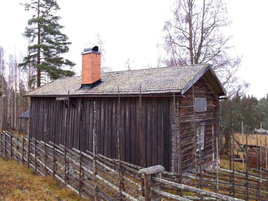 BYGGNADSBESKRIVNING OCH SKADOR 2013-11-01: Takspånet är bevuxet med mossa och lavar.