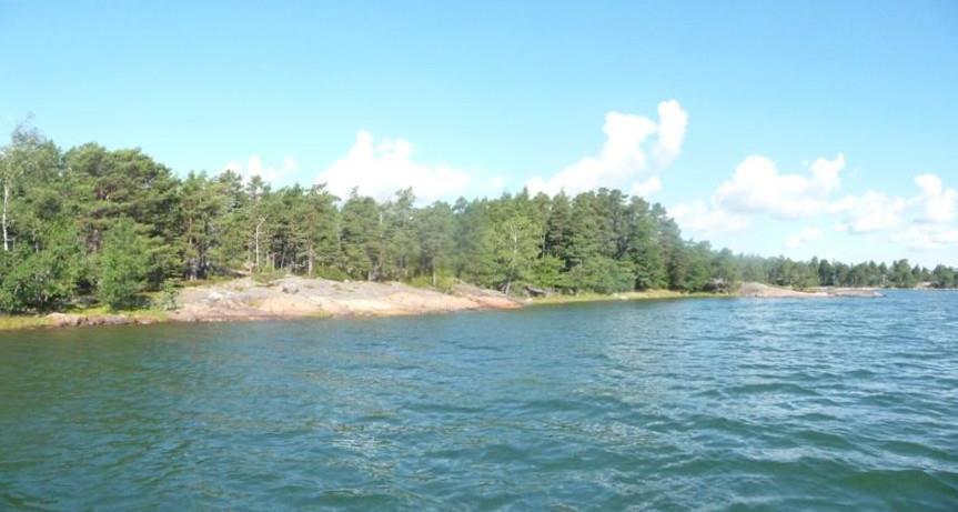 Bild 4. Blandskogen mitt på ön Bild 5. Panoramabild av stranden. 3.3 Fornminneslämningar På planområdet förekommer inga objekt som finns medtagna i fornminneslämningsregistret.