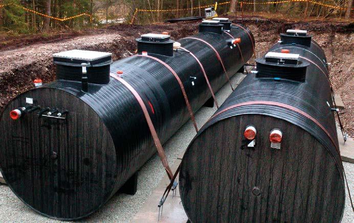 Reningsenheterna byggs installationsfärdiga på fabriken. På markytan syns endast reningsverkets ventilationsrör, serviceluckor och signallampan.