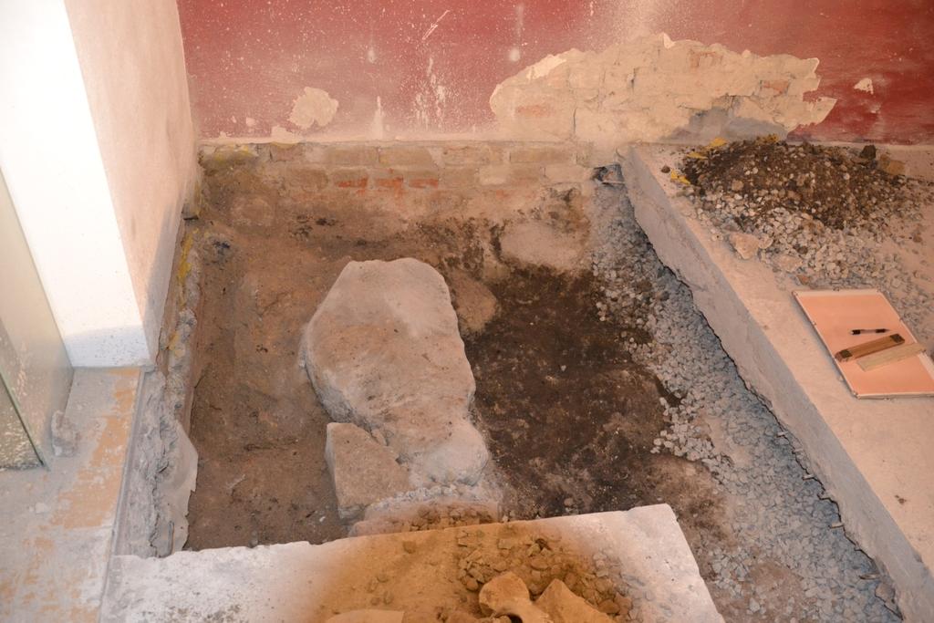 Sammanfattning I samband med schaktning för en hissgrop i Herrehuset på Kulturens friluftsmuseums område genomfördes en arkeologisk förundersökning.