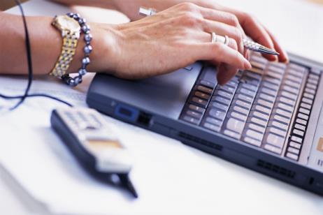 Internet Drop-in Internet Drop-in för dig som är nybörjare eller har provat på Internet. Vi hjälper till med enklare frågor. Ta med dig egen bärbar dator, surfplatta eller mobiltelefon.