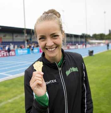 Lovisa Lindh efter SM-segern på 800m den 28/8. Efter SM-segern i längdhopp den 27/8 blev det en stund i soffan för Khaddi. Foton Deca text & bild.