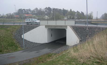 På den ca 6,5 km långa sträckan mellan Rösan och Forsbäck finns GC-portar vid Fjordskolan och Presseskolan. Det finns 17 håll platser på sträckan där de flesta saknar hastighetssäkrade passager.