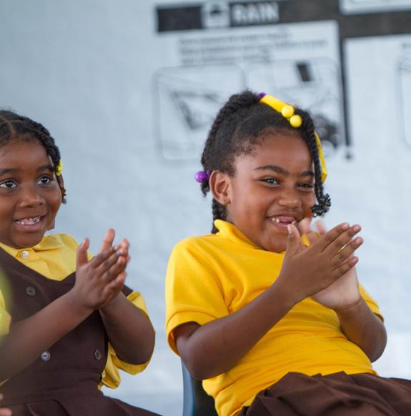 UNICEF hjälper barn tillbaka till skolan i Anguilla Under en lektion i en tillfällig skola i Anguilla sitter några elever och fnissar.
