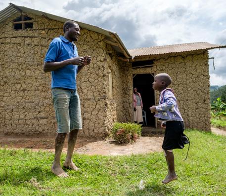 Abibatu Senesie pratar med några barn vid ett center i staden Kenema, i östra Sierra Leone.