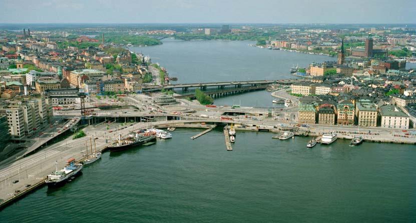 Slussen ska byggas om Slussenområdet är en central kommunikationspunkt i Stockholm för bil-, båt- och spårbunden trafik.