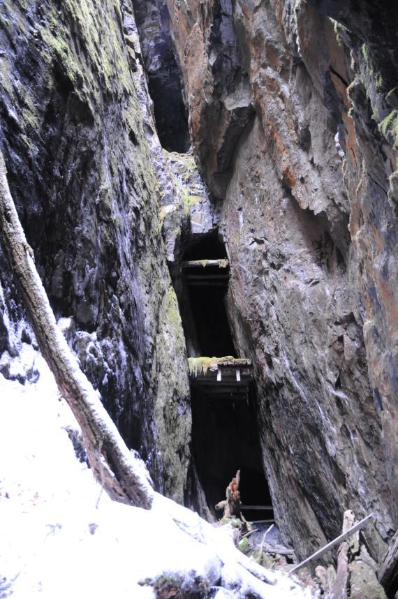 Orterna (ej klar) I den SO delen av Stillgruvan syns rester av tidigare orter i gruvan.