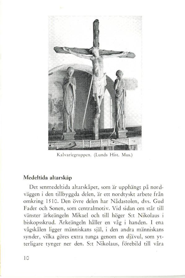 Medeltida altarskåp Det senmedeltida altarskåpet, som är upphängt på nordväggen i den tillbyggda delen, är ett nordtyskt arbete från omkring 1510. Den övre delen har Nådastolen, dvs.