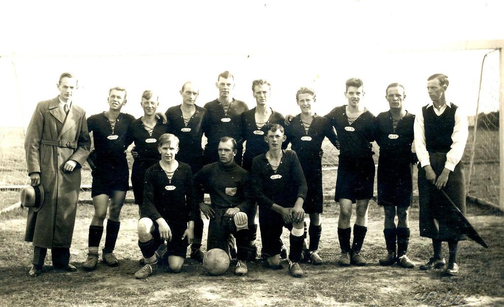 Hästholmen fotbollslag 90-talet 5 8 9 7 0. Lagledare Allan Svensson 8.. Bertil Tengnebo 9.. 0.. Bror Strelin.