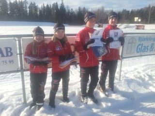 Det var en spännande upplevelse för både åkare och ledare. Deltagare i DM i fristil. Stina, Lisa, Olle Ö och Olle F Junior och Nomi tävlar i skidkubb, vem träffar först?