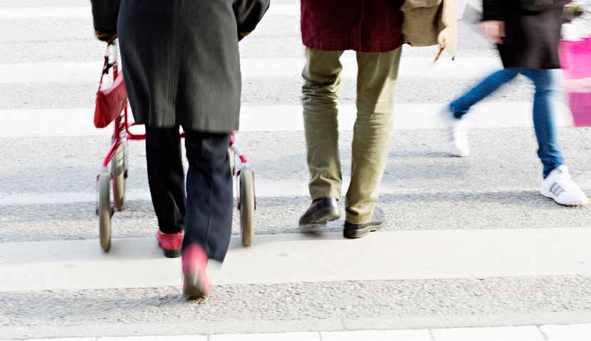 Den åldersgrupp som har högst risk att omkomma är personer över 65 år. Detta beror på att de i högre grad går och cyklar samt att den fysiska förmågan att klara en kollision minskar med åldern.