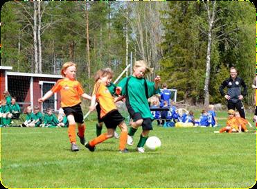 Fotbollslek (yngsta) Under 2017 har fotbollsleken pågått på tisdagar kl 18.00-18.45, från maj månad och fram till midsommar. Sedan startade vi igen i augusti och höll på till september ut.