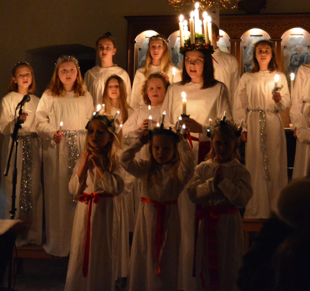 saft, kaffe, bullar, pepparkakor och äpplen. Julia Andersson hade bakat de goda bullarna. I år var det 19 barn och 16 vuxna (samt några bebisar), som kom och pysslade.