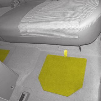 Fack i kupégolvet 30 (kan variera från bil till bil) På golvet finns en lucka 30 på båda sidor i baksätet.
