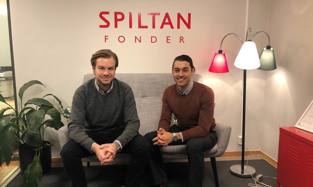 14 Intervju med Jonatan och Simon Jonatan Winge och Simon Settergren arbetar på Spiltan Fonder som privatkundsansvariga och kundsupport. Hej Jonatan och Simon!