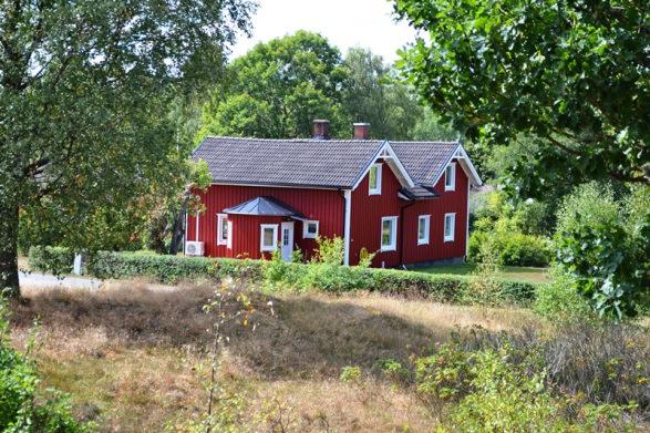 S K O G S G Å R D 7 5 H A ALLMÄNT Vackert belägen gård ca 15 km sydväst om Smålandsstenar. Gårdcentrum ligger i ett öppet landskap mellan orterna Fegen och Broaryd.