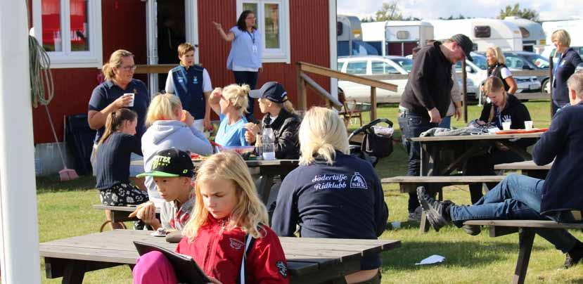 DISTRIKSMÄSTERSKAP Helgen den 17 och 18 september anordnade Roslagens Rid- och Körklubb tillsammans med Stockholms Läns Ridsportförbund distriktsmästerskap i hoppning och dressyr