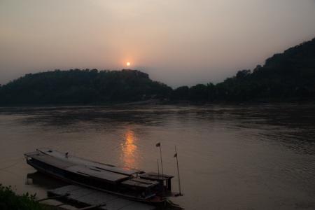 Under eftermiddagen fortsätter vi till Patuxay-monumentet, Laos version av Triumfbågen där vi kan ta oss upp till monumentets topp för en fin panoramautsikt över staden.