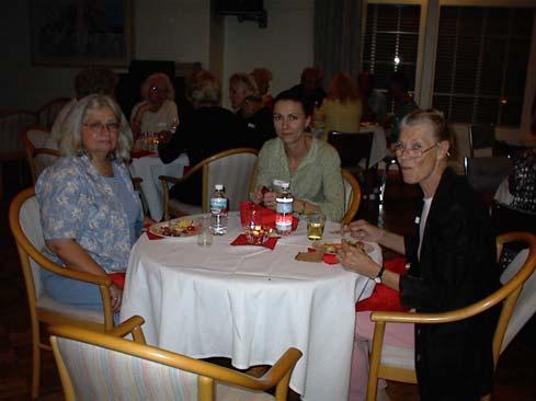god mat. Här sitter Marita Kingman, Ann Freiman Harnik och Gisela Head.