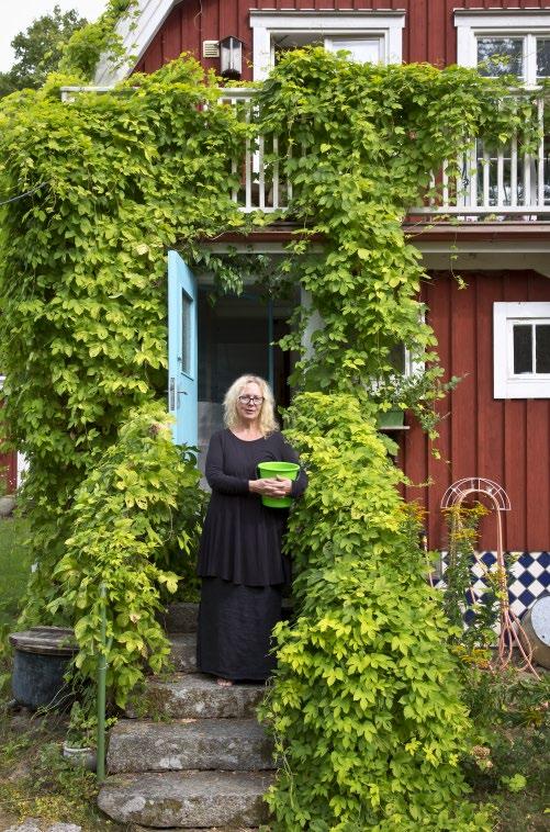 60 dvd, Äta sova dö av Gabriela Pichler. Det är ju också bordet, bädden, båren, fast med en helt annan temperatur i uttrycket. Ja, som ni ser, är mina vävar ett enda pågående tankemyller.