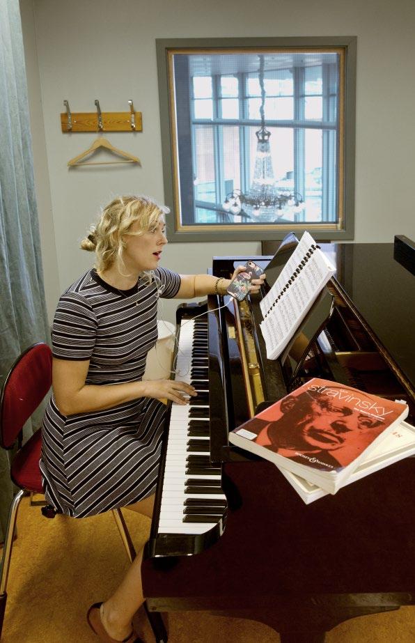musikgymnasium. Man fick fortsätta med extra kurser i sång, musik och dans. Och det var i Mariehamn? Ja, säger Sofie Asplund.