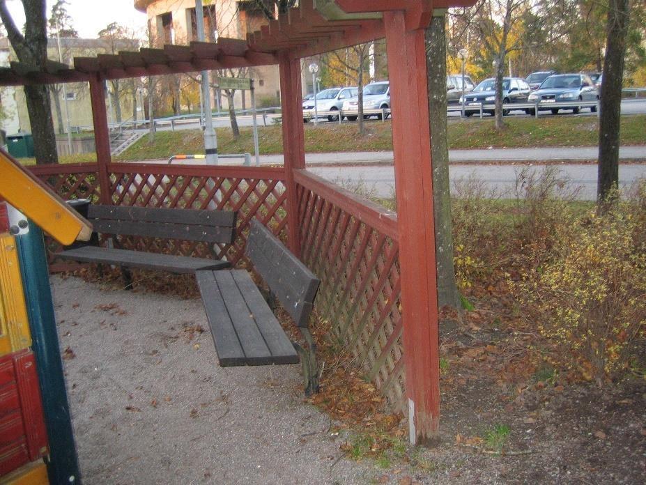 En plan yta måste skapas för en god tillgänglighet. Fyra träd + buskar tas bort.