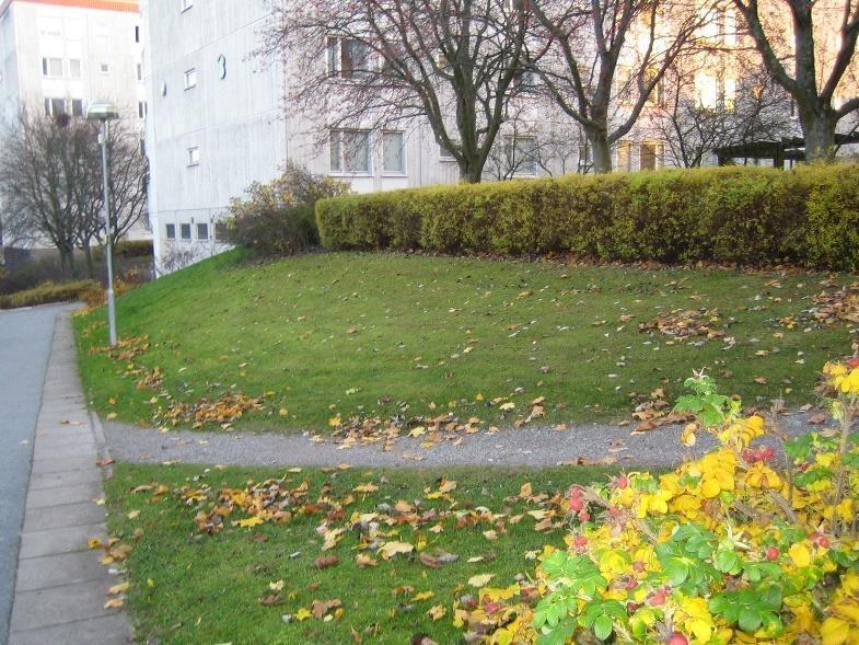 Ledningar i mark: VA ritning visar ledningar i gatan. Närmre är 3 m måste de flyttas på.