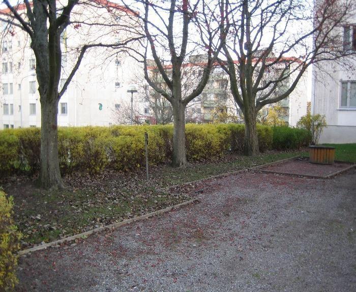 Minst 3 träd och buskar måste tas bort och staketet anpassas samt flytta lyktstolpe.