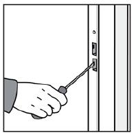 11) Vid en pardörr montera det aktiva dörrbladet i karmen och kontrollera att spalten mellan dörrbladet